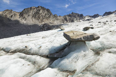 Balancierter Felsen auf dem Bomber Glacier, Talkeetna Mountains, Alaska - CAVF86643