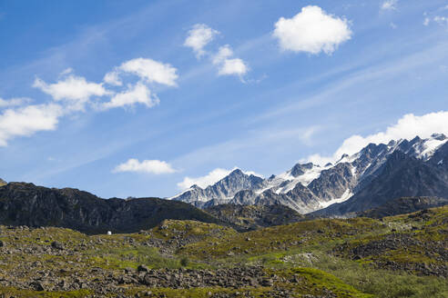 Bomber Hut unterhalb der Gletscher und Türme der Talkeetna Mountains, Alaska - CAVF86645