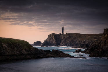 Leuchtturm von Meiras oder Punta Frouxeira über der Steilküste bei Sonnenuntergang - CAVF86685