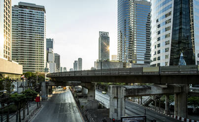 Skytrain-Brücke am Bahnhof Chong Nonsi im CBD-Gebiet von Bangkok - CAVF86716