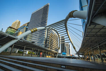 Brücke am Bahnhof Chong Nonsi im CBD-Gebiet von Bangkok - CAVF86717