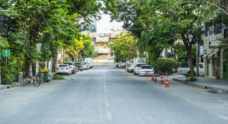 Verlassene Straße im Geschäftsviertel von Bangkok - CAVF86718