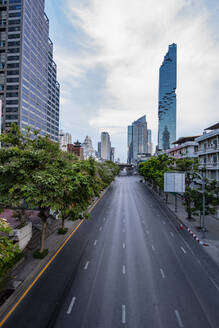 Leere Straße in Bangkoks CBD-Gebiet - CAVF86723
