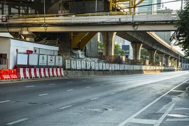 Leere Straße in Bangkoks CBD-Gebiet - CAVF86728