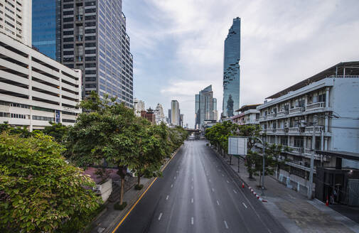 Leere Straße in Bangkoks CBD-Gebiet - CAVF86729