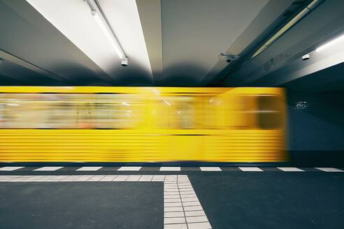 Unscharfe Bewegung des Zuges an der U-Bahn-Station - EYF09052