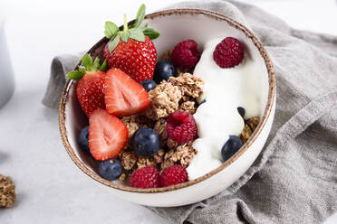 High Angle View of Breakfast In Bowl mit Serviette auf dem Tisch - EYF09062