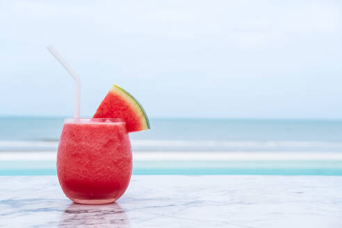 Smoothie auf dem Tisch gegen das Meer - EYF09093