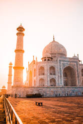 Taj Mahal gegen den Himmel bei Sonnenuntergang - EYF09100