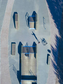 Mann mit Fahrrad im Skatepark, Luftaufnahme - KNTF04775
