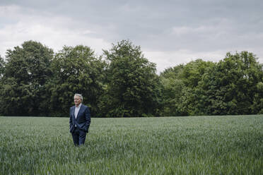 Älterer Geschäftsmann auf einem Feld auf dem Lande - GUSF04153