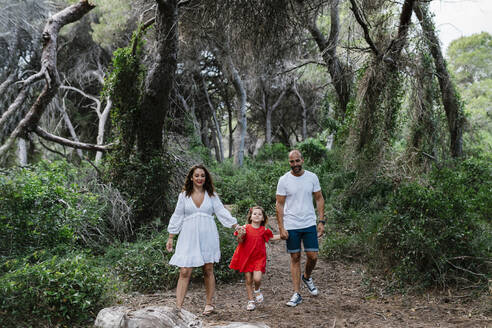 Familie wandert auf einem Pfad im Wald - EGAF00368