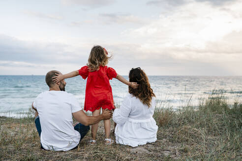 Familie verbringt Zeit am Strand gegen bewölkten Himmel - EGAF00382