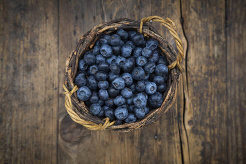 Wicker basket with fresh blueberries - LVF08967