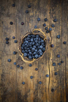 Wicker basket with fresh blueberries - LVF08968