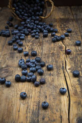 Frische Heidelbeeren auf Holztisch - LVF08969