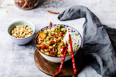 Veganes Kung Pao mit Tofu, Paprika, Erdnüssen und Reisnudeln - SBDF04271