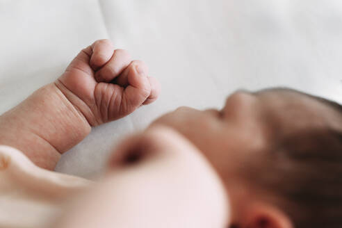 Nahaufnahme eines neugeborenen Mädchens auf dem Bett im Krankenhaus - GEMF03909