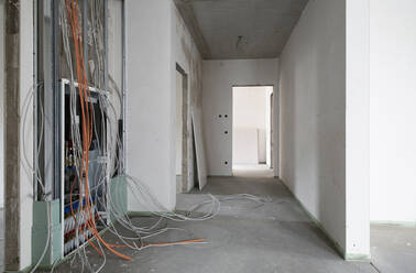 Elektrische Ausrüstung im Haus auf der Baustelle - MJFKF00380
