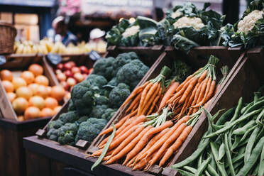 Gemüse auf dem Markt zu verkaufen - EYF09146