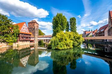 Bogenbrücke über den Fluss gegen Gebäude und Himmel - EYF09151