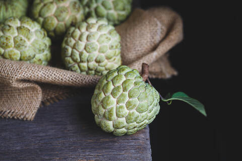 Nahaufnahme von Custard Apple auf dem Tisch, lizenzfreies Stockfoto