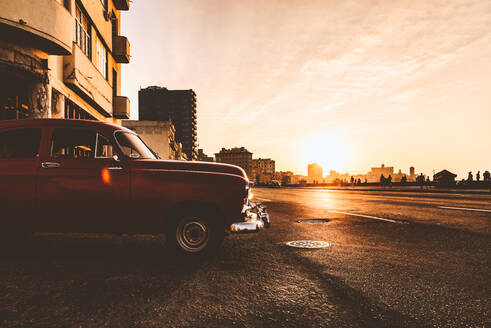 Oldtimer auf der Straße in der Stadt gegen den Himmel bei Sonnenuntergang - EYF09178