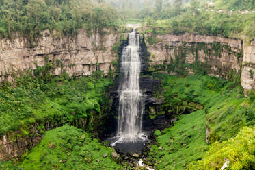 Scenic Ansicht des Wasserfalls im Wald - EYF09193