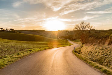 Straße auf Landschaft gegen Himmel während Sonnenuntergang - EYF09200