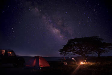 Beleuchtetes Zelt auf dem Feld gegen den Himmel bei Nacht - EYF09241
