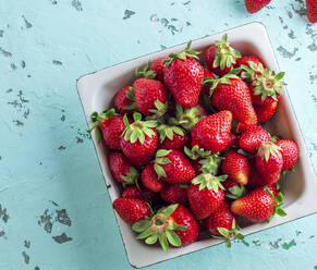 High Angle View of Erdbeeren in Container auf dem Tisch - EYF09254