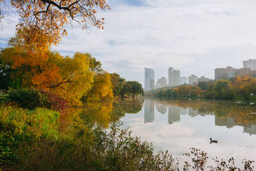 Scenic Blick auf den See von Gebäuden gegen den Himmel im Herbst - EYF09259