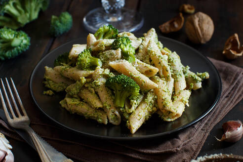 Nahaufnahme von Pasta in Teller auf dem Tisch - EYF09280