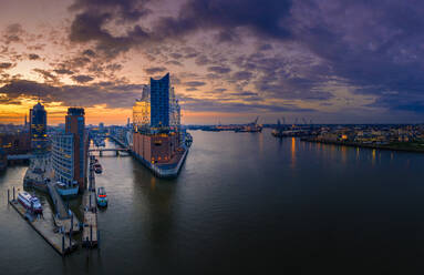 Scenic Blick auf das Meer gegen den Himmel bei Sonnenuntergang - EYF09284