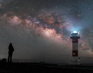 Silhouette Menschen gegen Sternfeld gegen Himmel bei Nacht - EYF09297