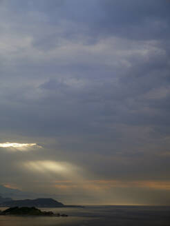 Taiwan, Die Sonne scheint durch die Wolken über dem Meer - JMF00504