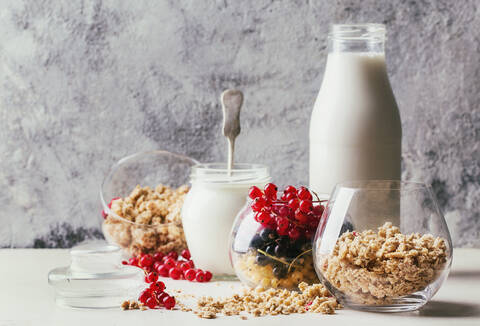 Nahaufnahme von Frühstück auf dem Tisch, lizenzfreies Stockfoto