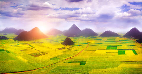 Scenic Ansicht der landwirtschaftlichen Feld gegen Himmel - EYF09331