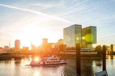 Moderne Gebäude am Fluss gegen den Himmel in der Stadt - EYF09371