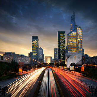 Lichtspuren auf der Straße bei Nacht - EYF09412