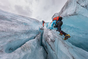 Menschen klettern auf gefrorenem Berg - EYF09469