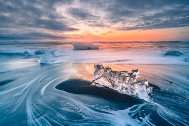 Eis am Strand gegen den Himmel bei Sonnenuntergang - EYF09490