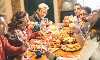 Menschen, die Essen und Trinken auf dem Tisch genießen - EYF09503