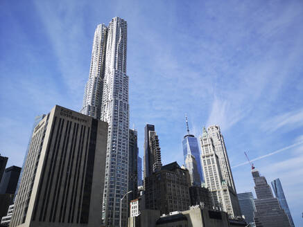 Moderne Gebäude von der Brooklyn Bridge aus gesehen gegen den blauen Himmel, New York City, USA - ECPF00978