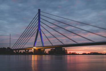 Deutschland, Nordrhein-Westfalen, Wesel, Niederrheinbrücke Wesel bei bewölktem Sonnenuntergang - KEBF01566