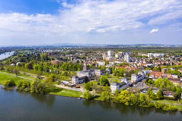 Deutschland, Hessen, Hanau, Blick aus dem Hubschrauber auf die Stadt am Mainufer im Sommer - AMF08287