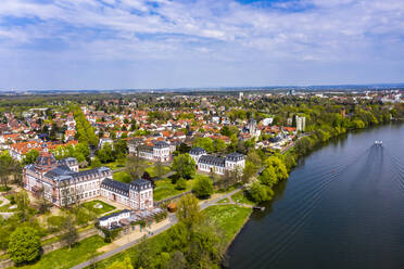 Deutschland, Hessen, Hanau, Blick aus dem Hubschrauber auf die Stadt am Mainufer im Sommer - AMF08288