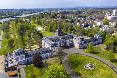 Deutschland, Hessen, Hanau, Blick aus dem Hubschrauber auf Schloss Philippsruhe im Sommer - AMF08292