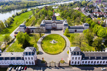 Deutschland, Hessen, Hanau, Blick aus dem Hubschrauber auf Schloss Philippsruhe im Sommer - AMF08293