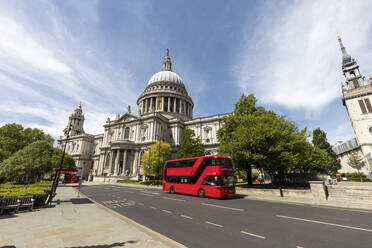 Großbritannien, London, St. Paul's Cathedral und roter Doppeldeckerbus an einem sonnigen Tag - WPEF03150